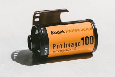 黄色和黑色Kodak Pro Image 100彩色底片